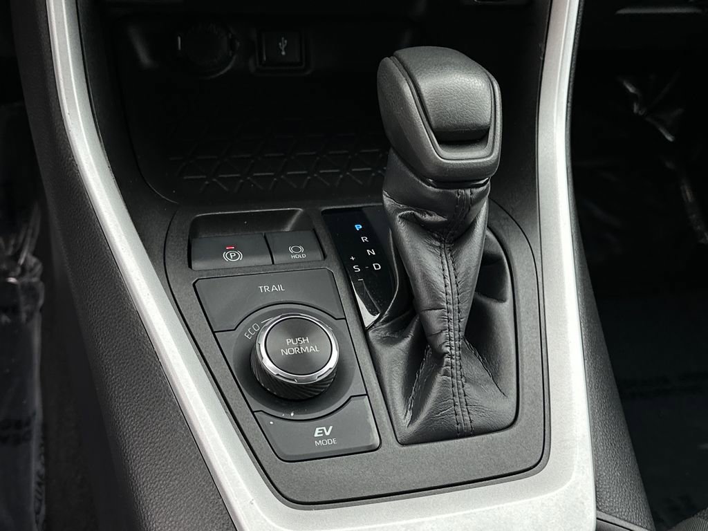 Used 2022 Toyota RAV4 LE image 25