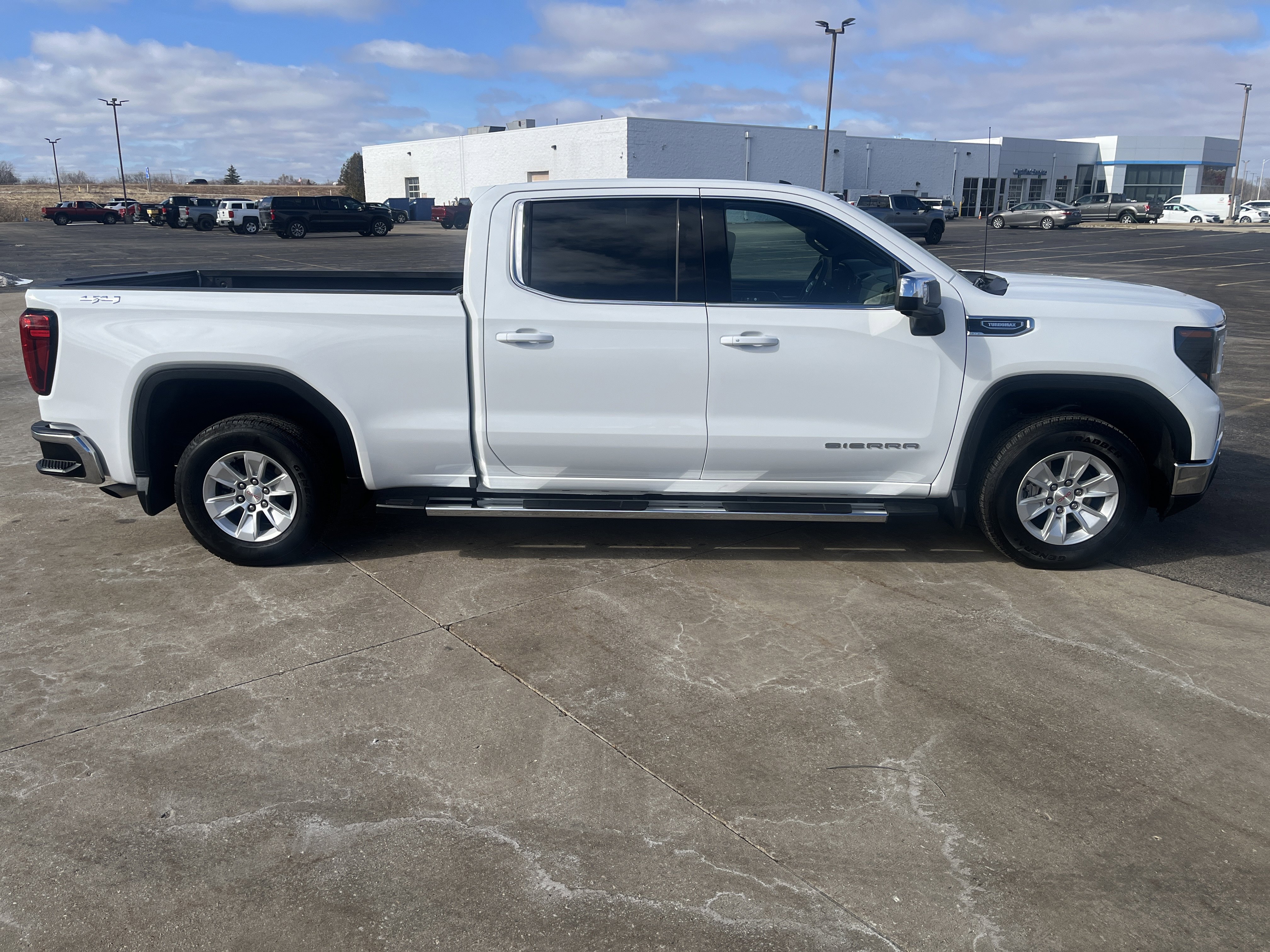 Used 2025 GMC Sierra 1500 SLE w/ Preferred Package image 7