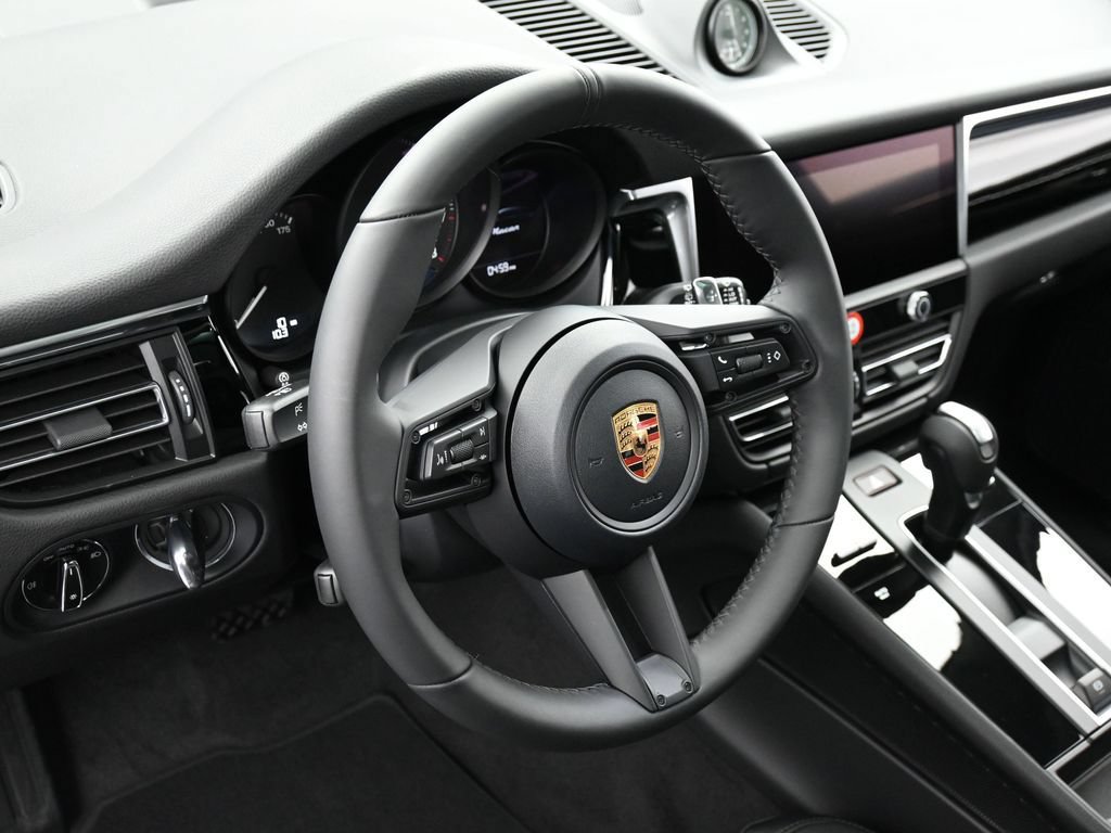 Certified 2026 Porsche Macan AWD/4WD image 17