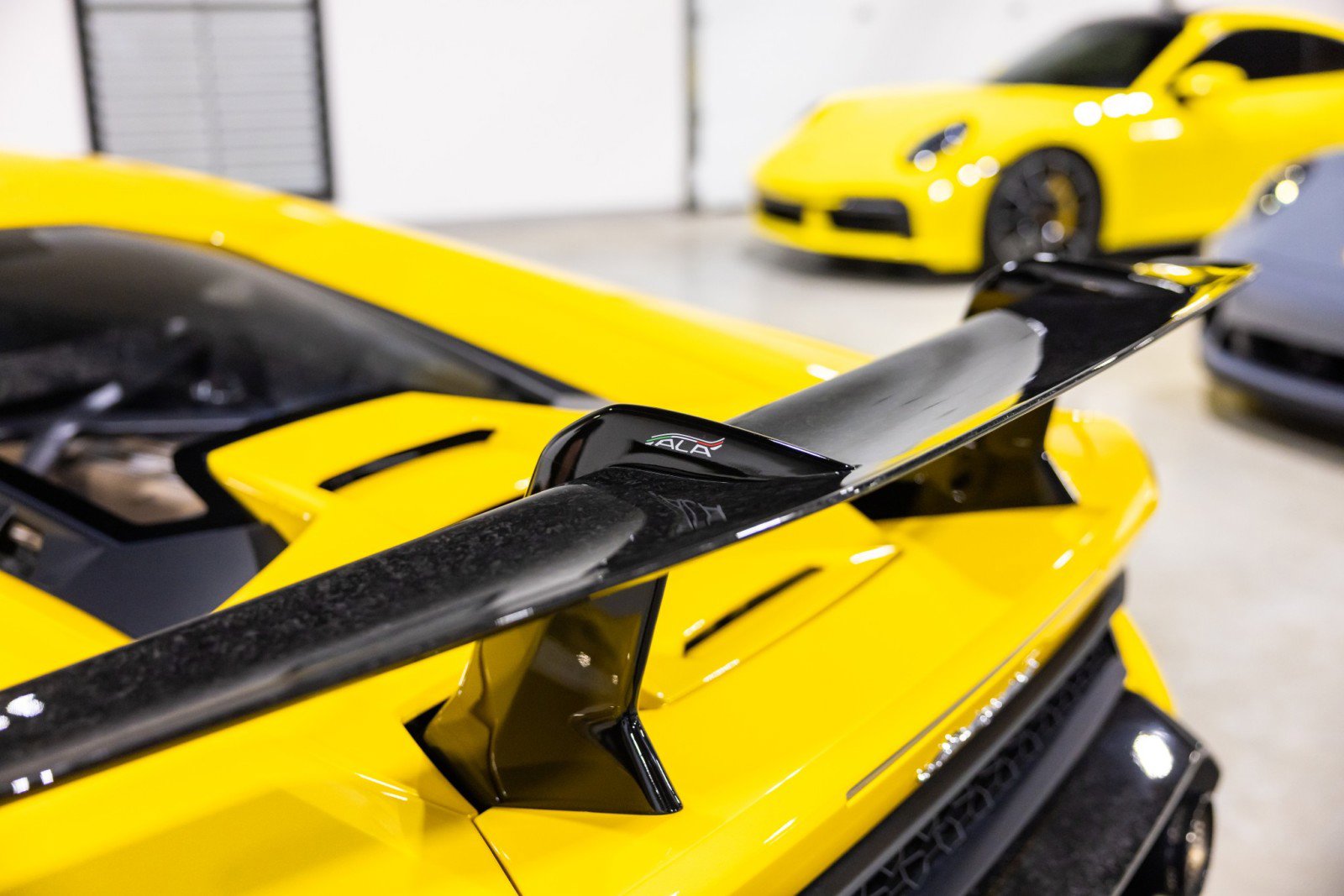 Used 2018 Lamborghini Huracan Performante AWD/4WD image 17