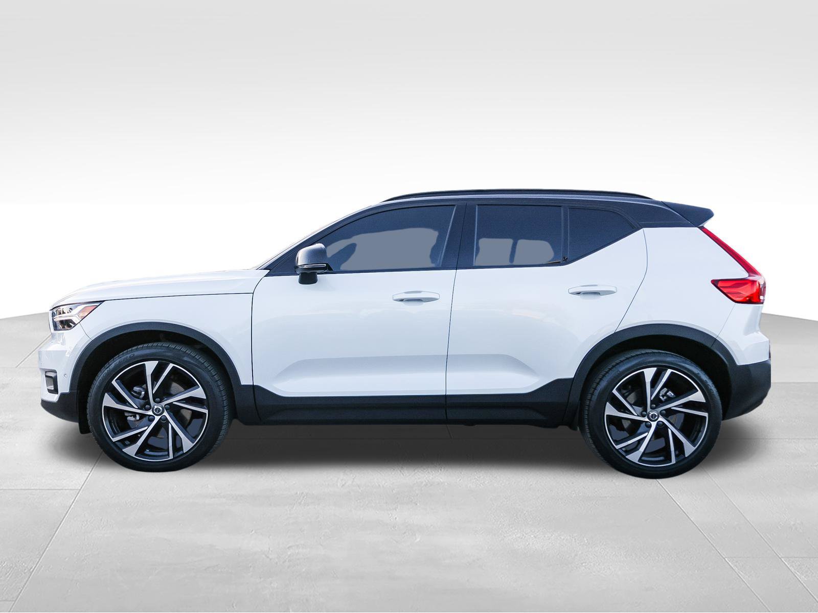 Used 2022 Volvo XC40 T4 R-Design w/ Advanced Package FWD image 9