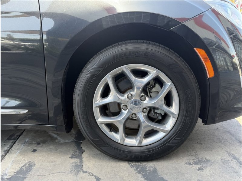 Used 2018 Chrysler Pacifica Limited FWD image 9