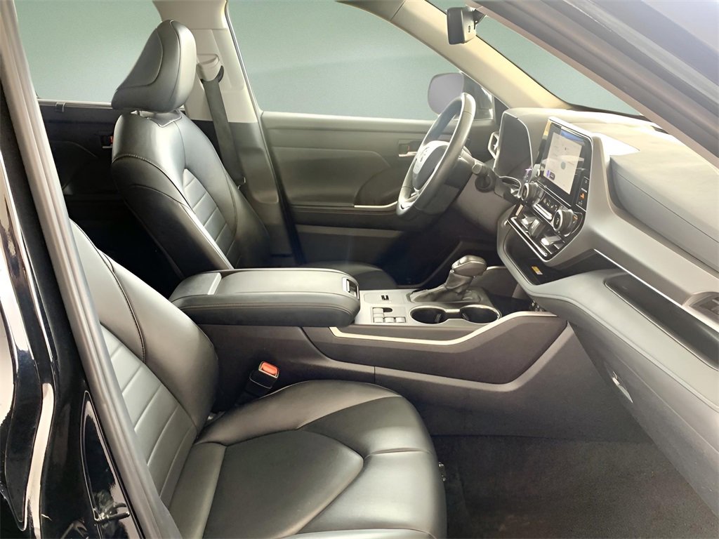 Used 2024 Toyota Highlander XLE image 32