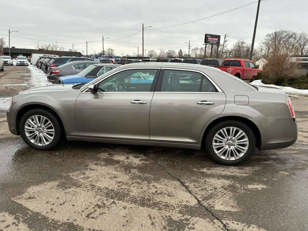 Used 2014 Chrysler 300 C image 4