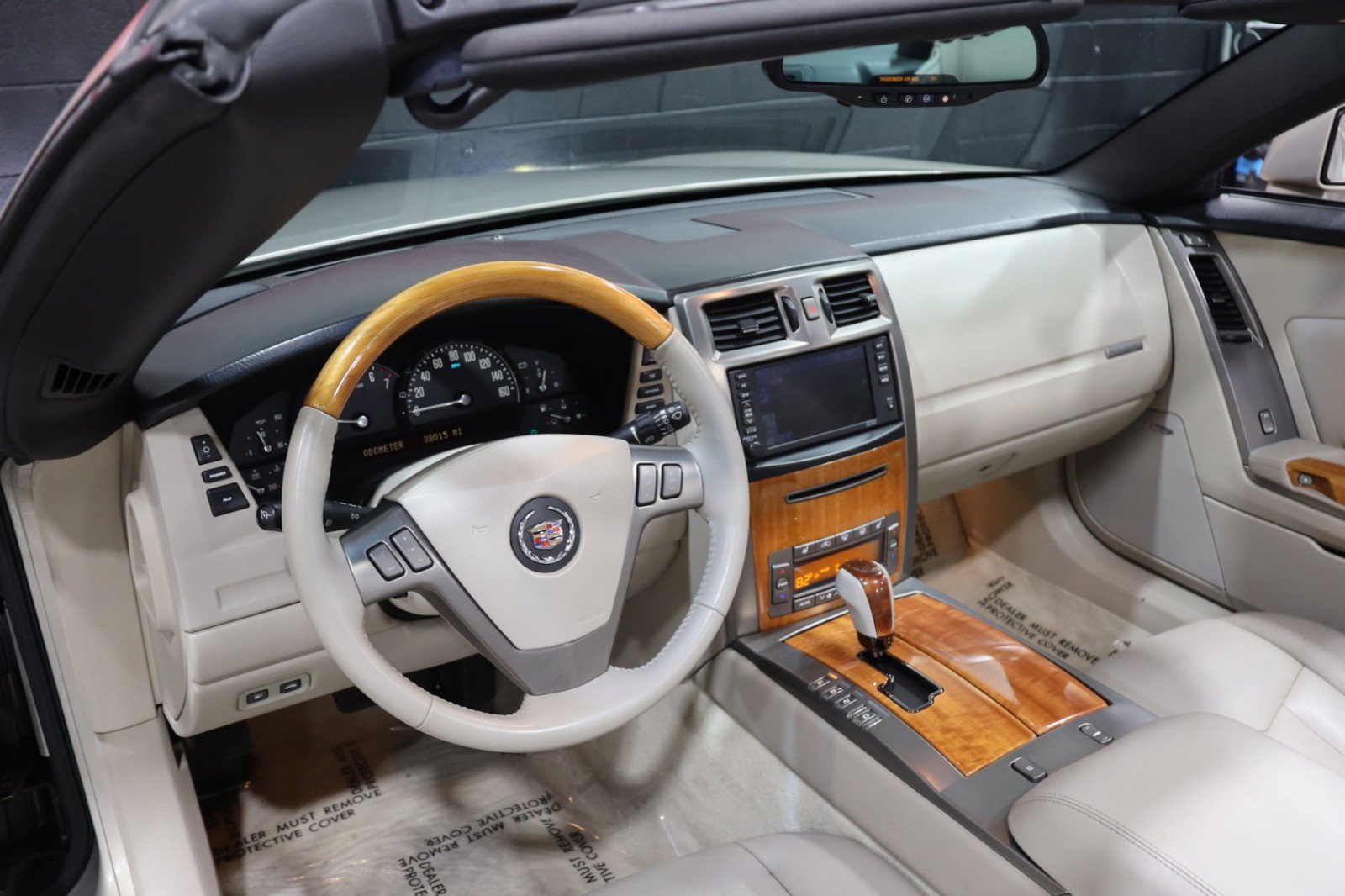 Used 2006 Cadillac XLR 2dr Convertible image 36