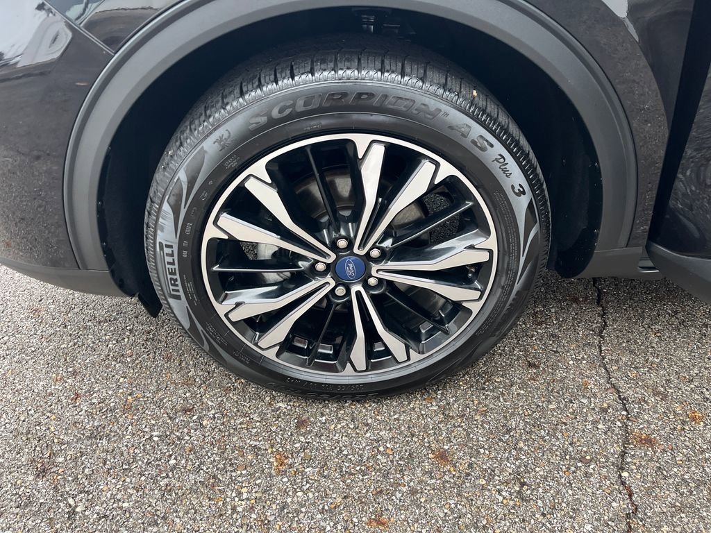 Used 2021 Ford Escape SE w/ SE Sport Appearance Package image 27