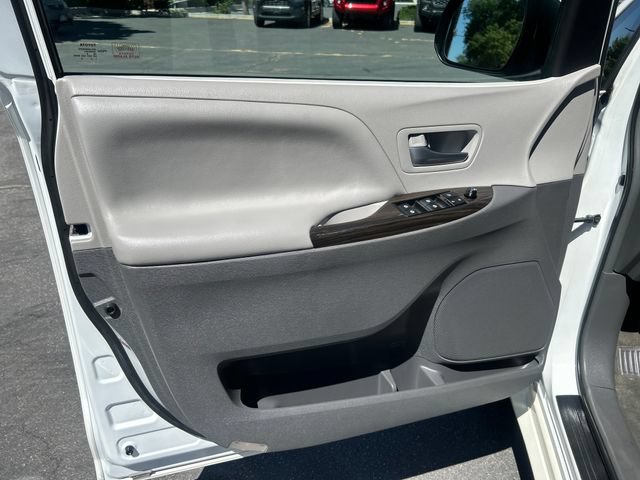 Used 2017 Toyota Sienna XLE w/ XLE Navigation Package AWD/4WD image 11
