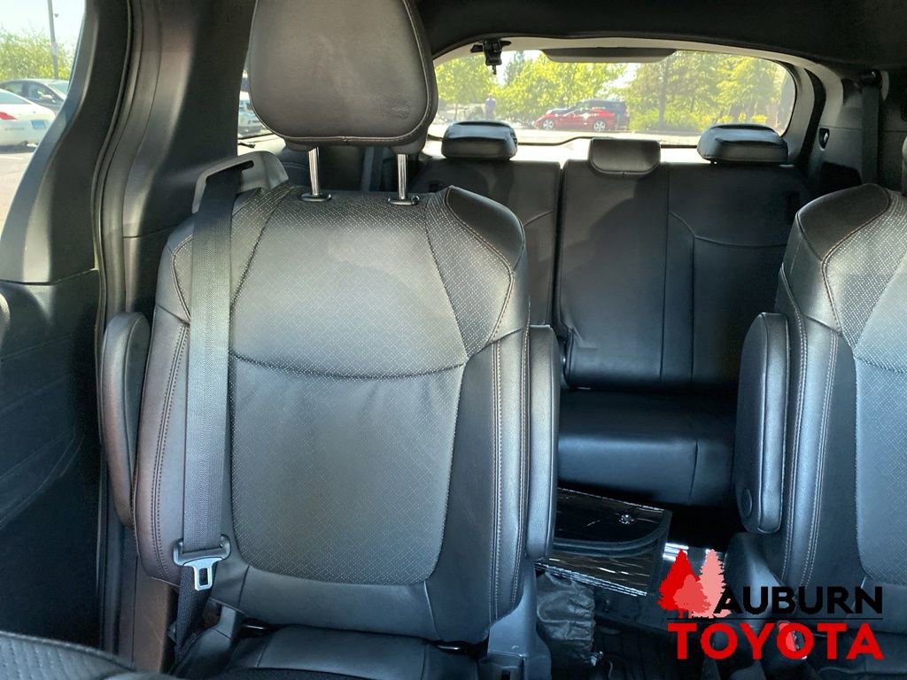 Used 2025 Toyota Sienna Platinum AWD/4WD image 22