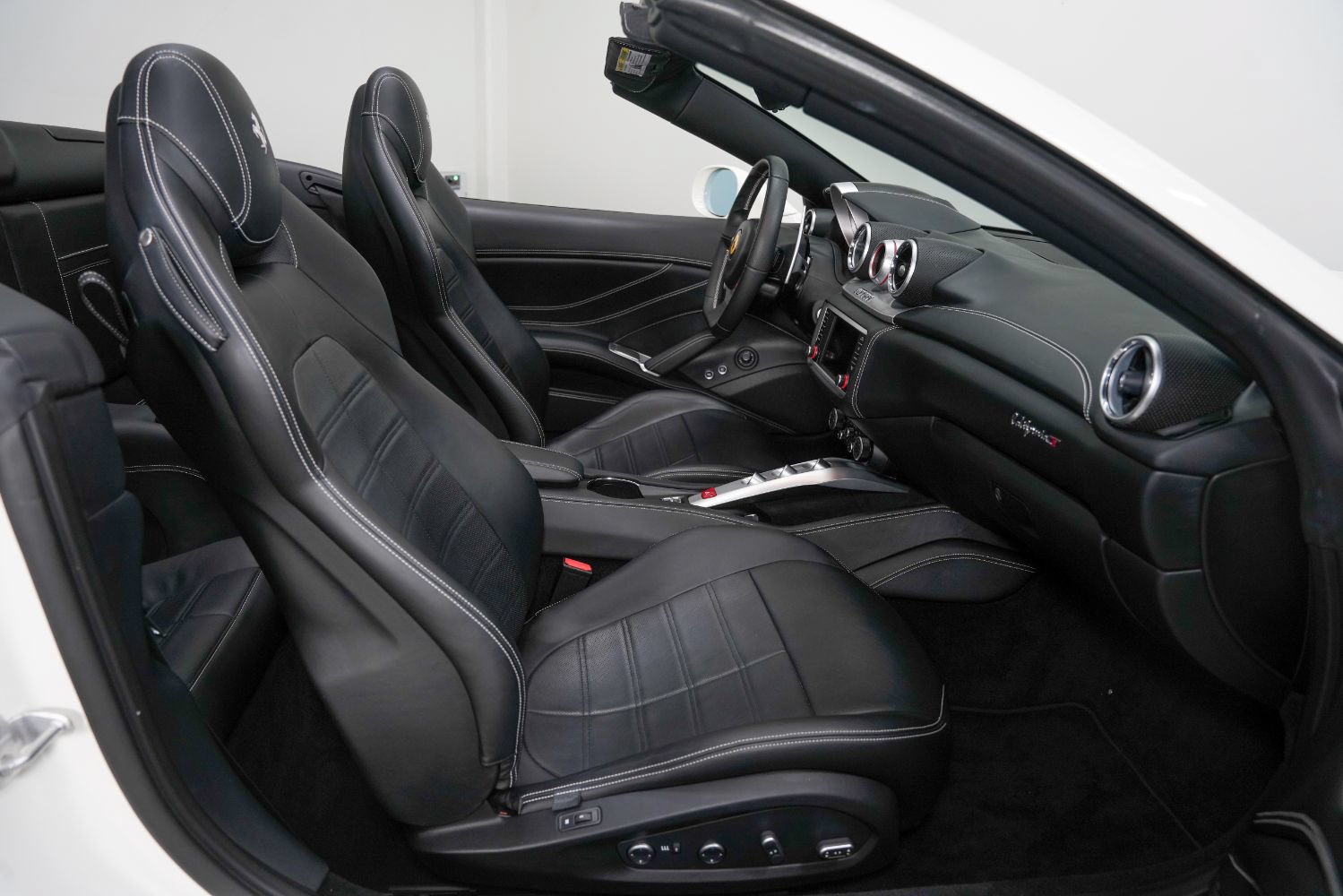 Used 2016 Ferrari California T RWD image 28