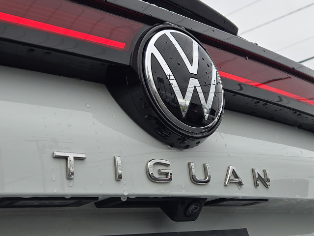 Certified 2025 Volkswagen Tiguan SE AWD/4WD image 30
