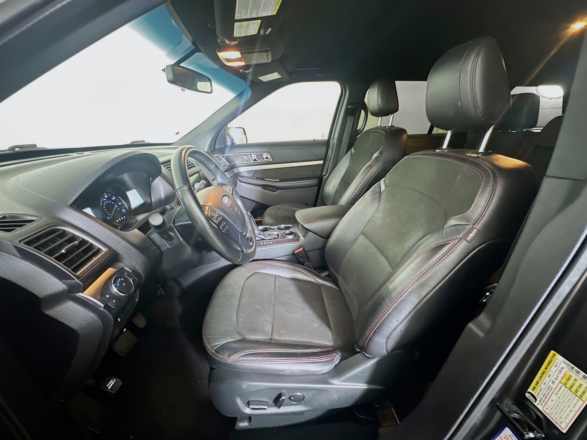 Used 2018 Ford Explorer XLT w/ Equipment Group 202A FWD image 13