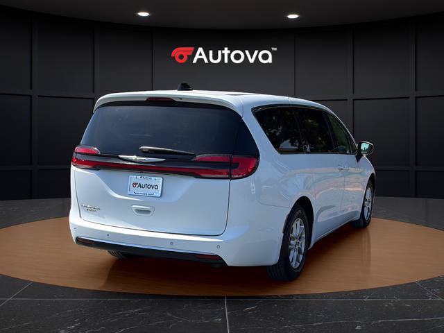 Used 2023 Chrysler Pacifica Touring-L FWD image 5