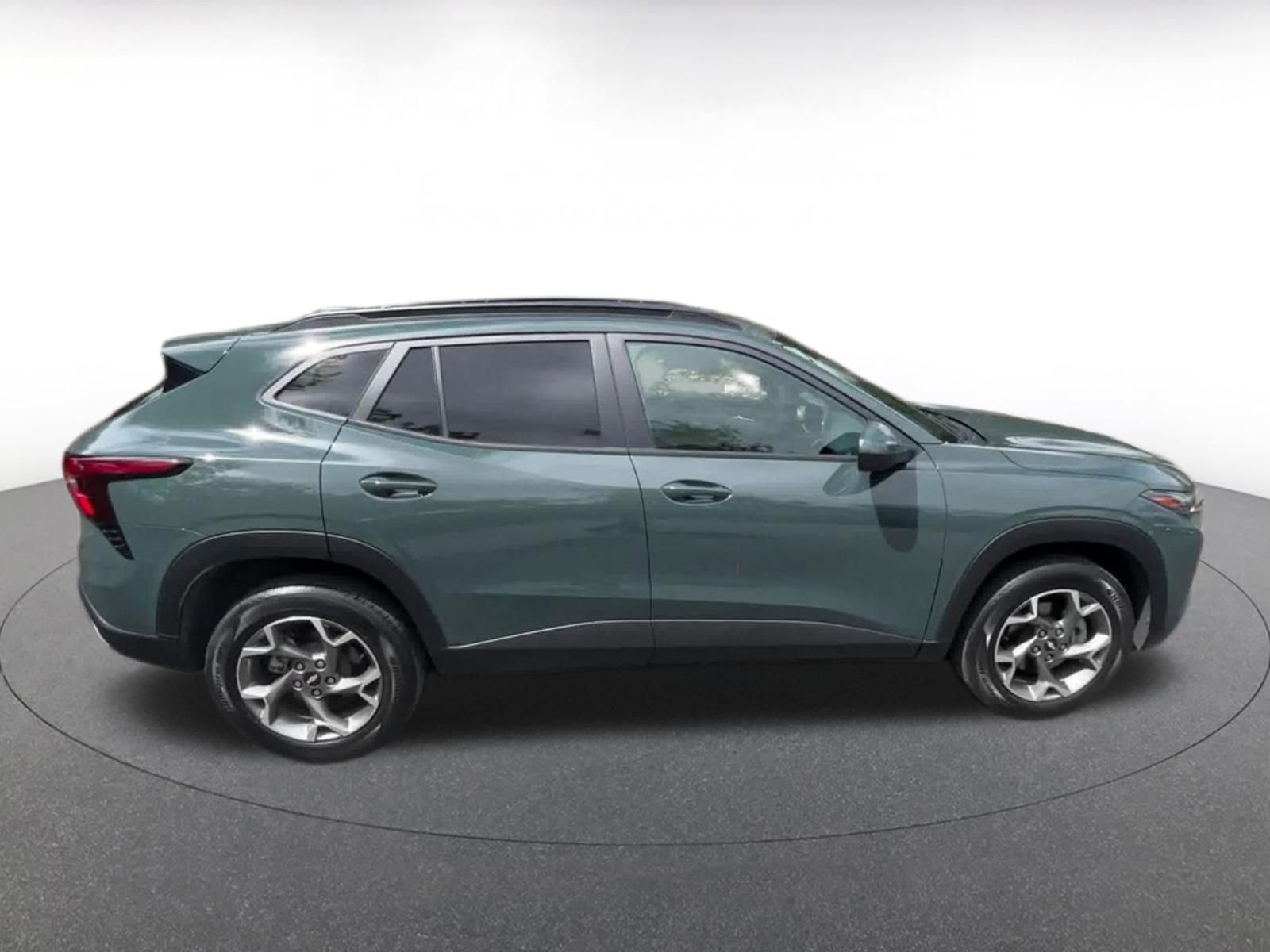 Used 2025 Chevrolet Trax LT FWD image 16