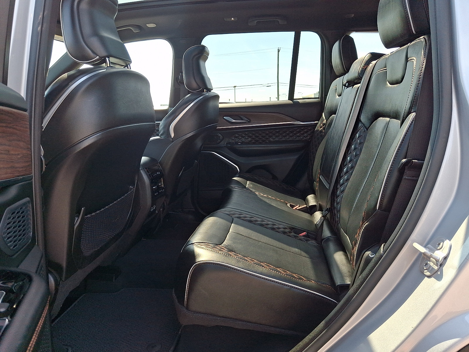 Used 2023 Jeep Grand Cherokee Summit AWD/4WD image 8