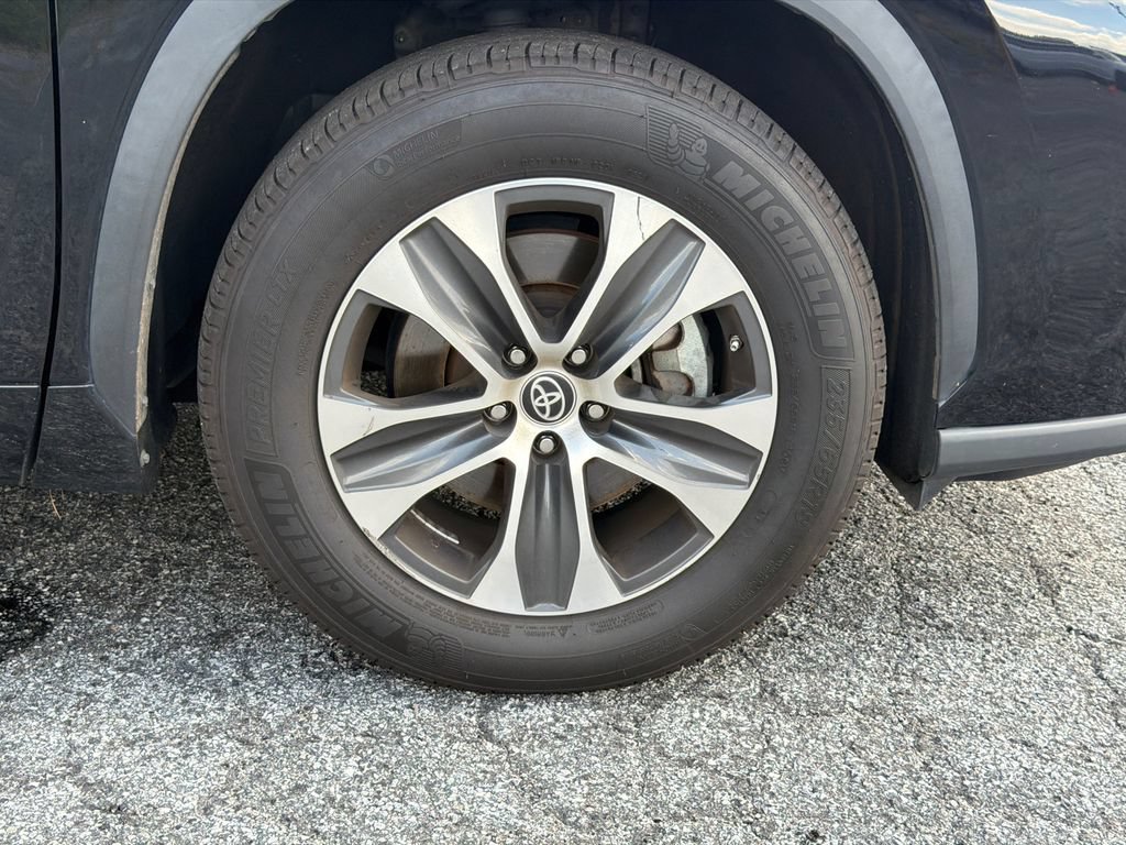 Used 2023 Toyota Highlander XLE FWD image 12