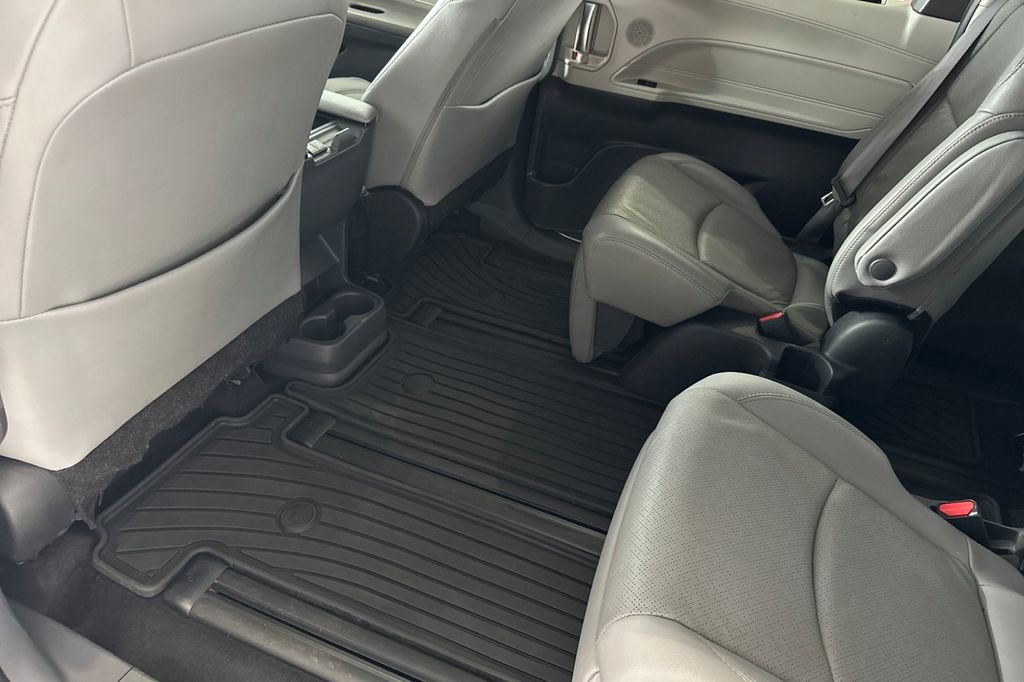 Used 2023 Toyota Sienna Limited image 12
