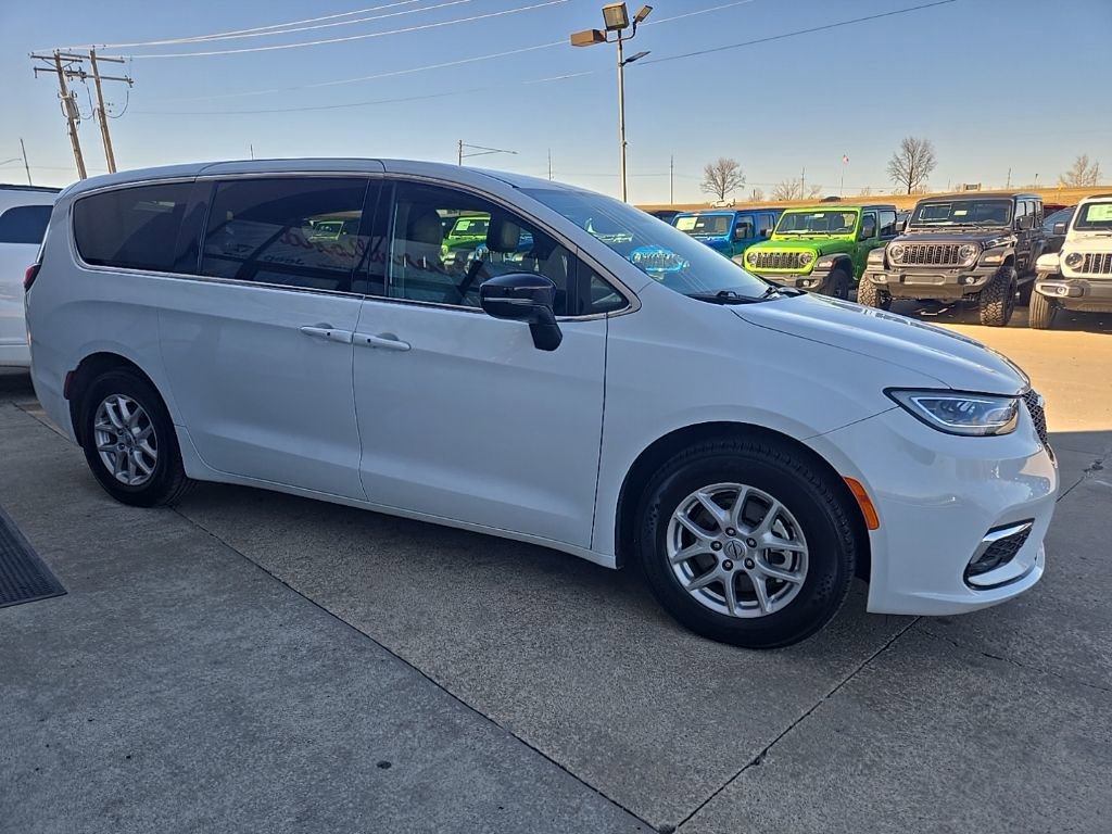 Used 2025 Chrysler Pacifica Select image 12
