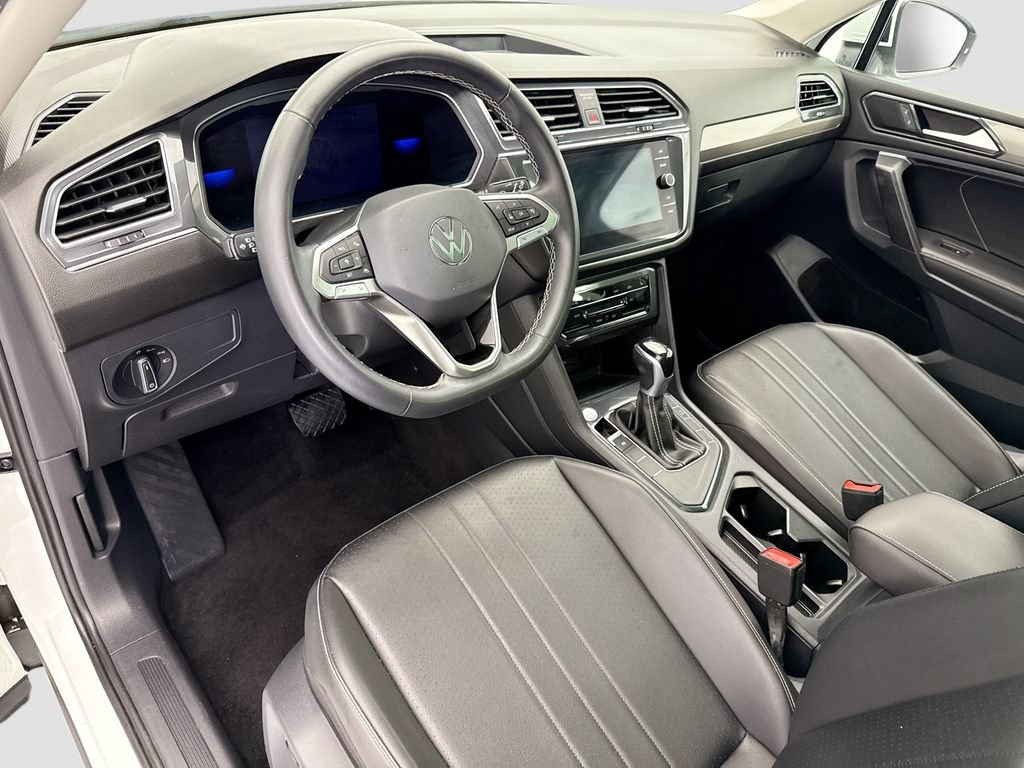 Used 2023 Volkswagen Tiguan SE w/ Panoramic Sunroof Package FWD image 9