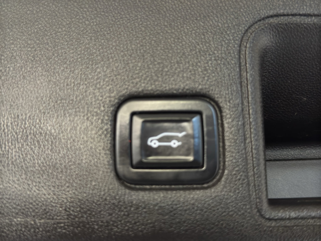 Used 2022 GMC Terrain SLE w/ Driver Convenience Package FWD image 21