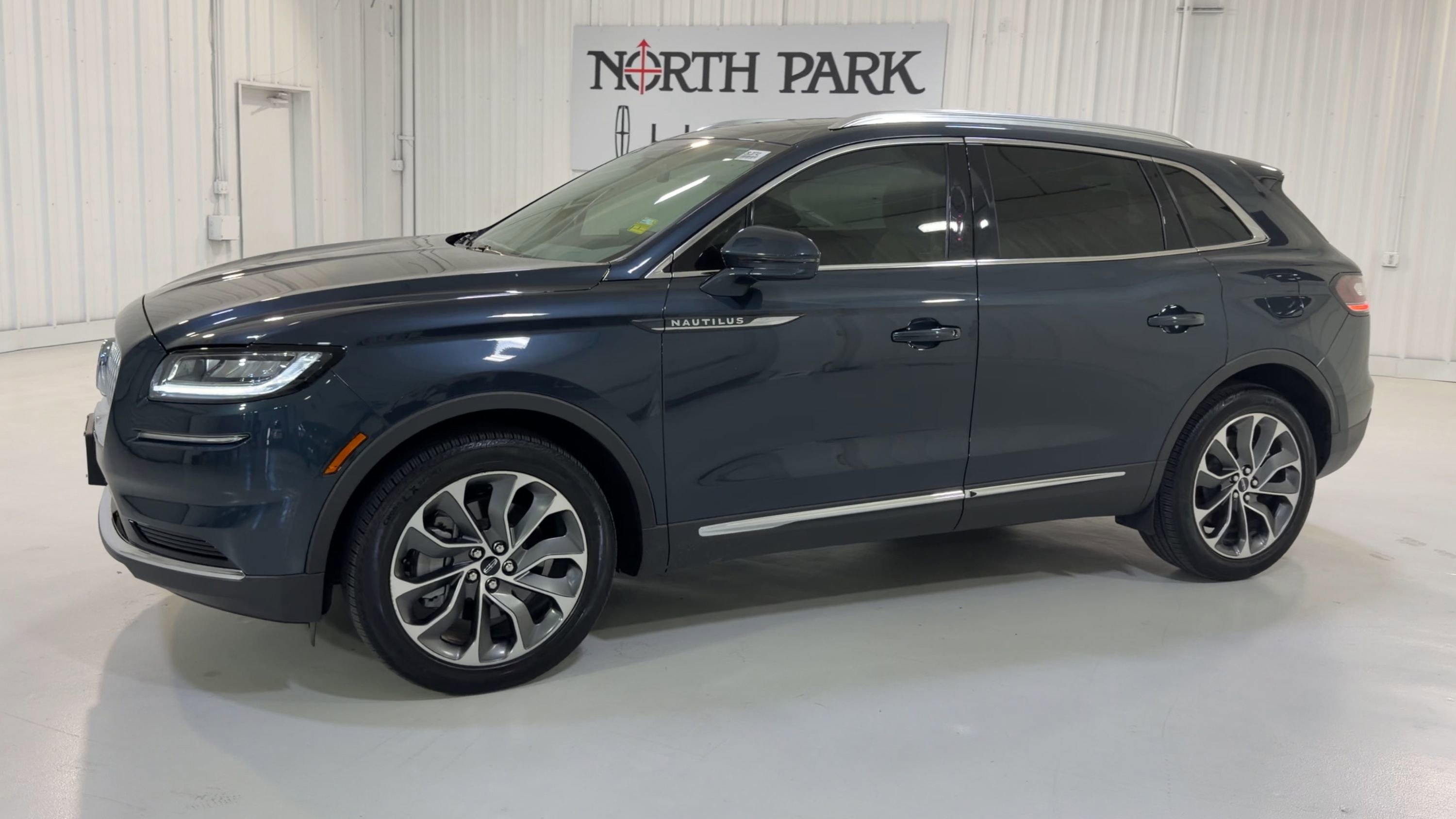 Used 2023 Lincoln Nautilus Reserve w/ Luxury Package AWD/4WD image 6