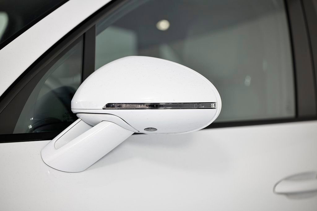 Certified 2025 Porsche Macan image 12