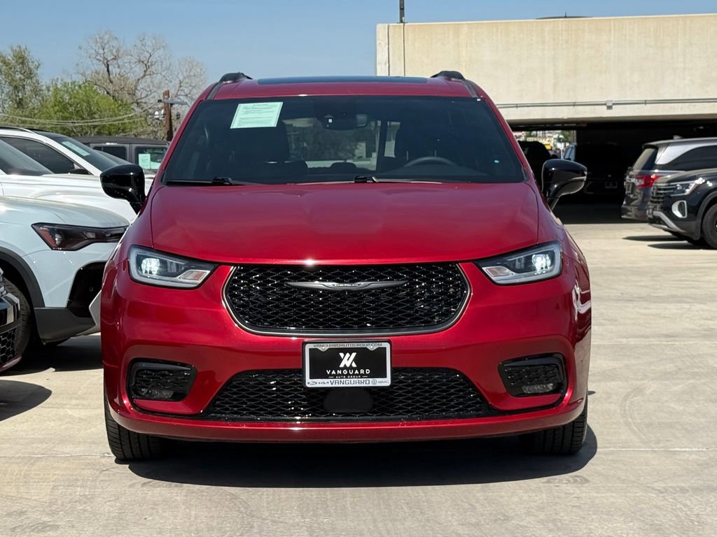 Used 2025 Chrysler Pacifica Limited image 5