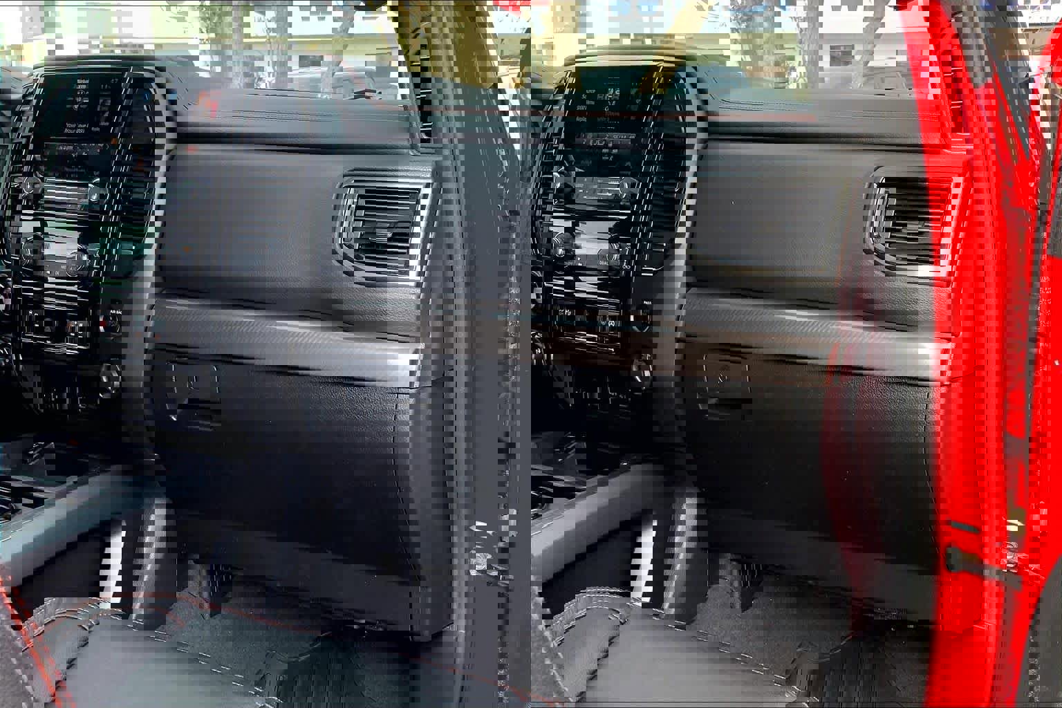 Used 2022 Nissan Titan PRO-4X w/ Pro-4x Convenience Package image 18