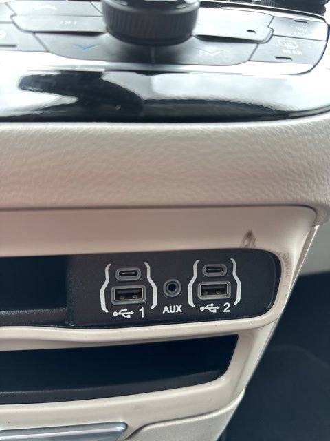 Used 2023 Chrysler Pacifica Touring-L FWD image 32