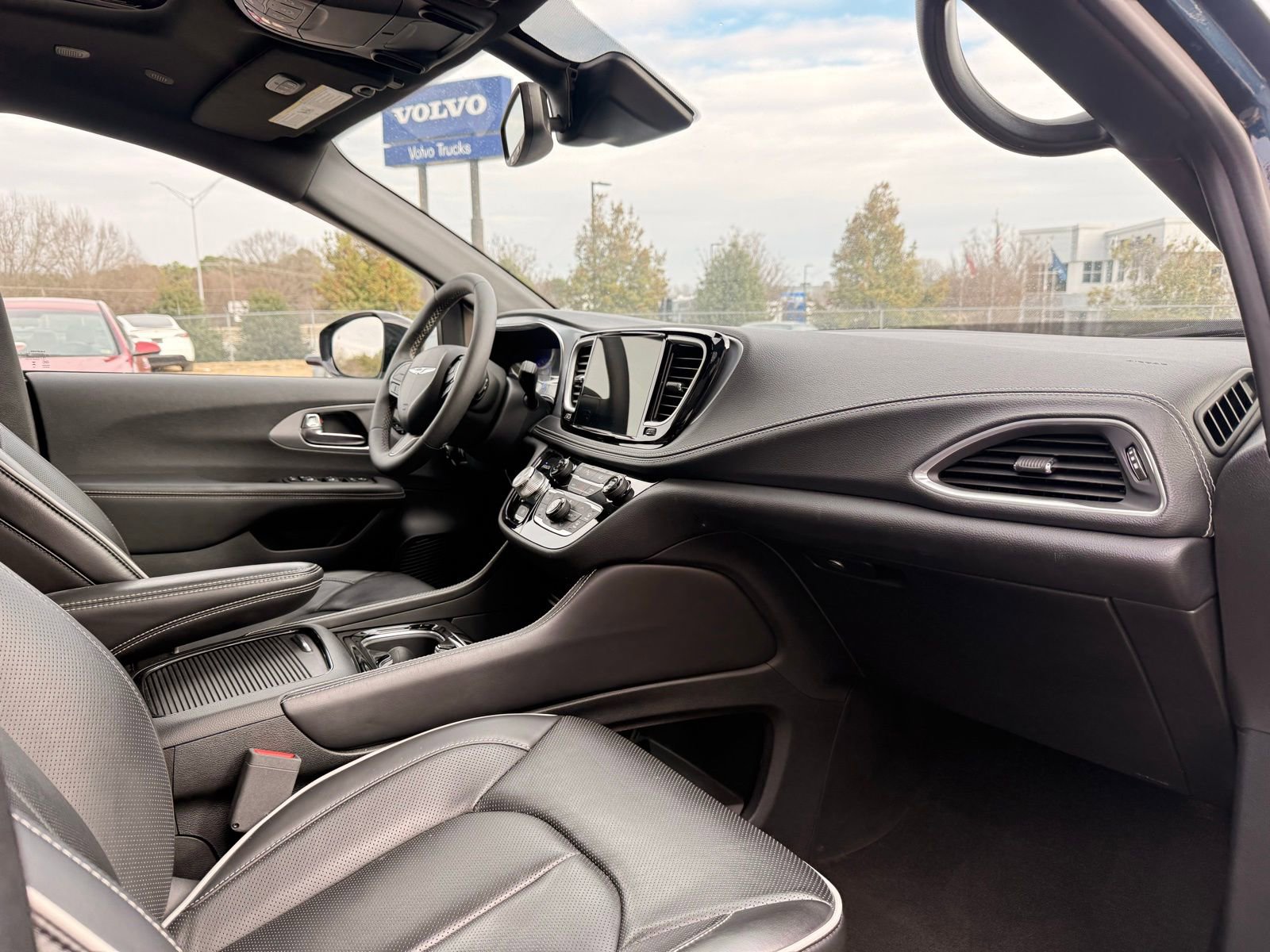 Used 2025 Chrysler Pacifica Limited image 26