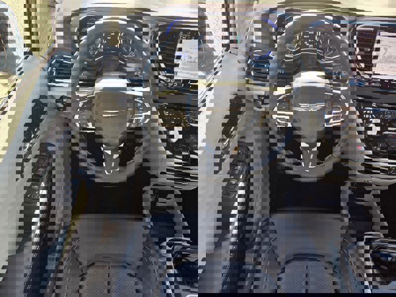 Used 2024 Chrysler Pacifica Touring-L image 12