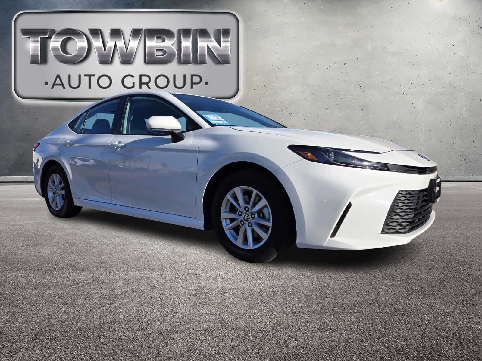 Used 2025 Toyota Camry SE image 2