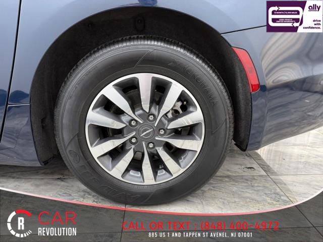 Used 2021 Chrysler Pacifica Touring-L image 14