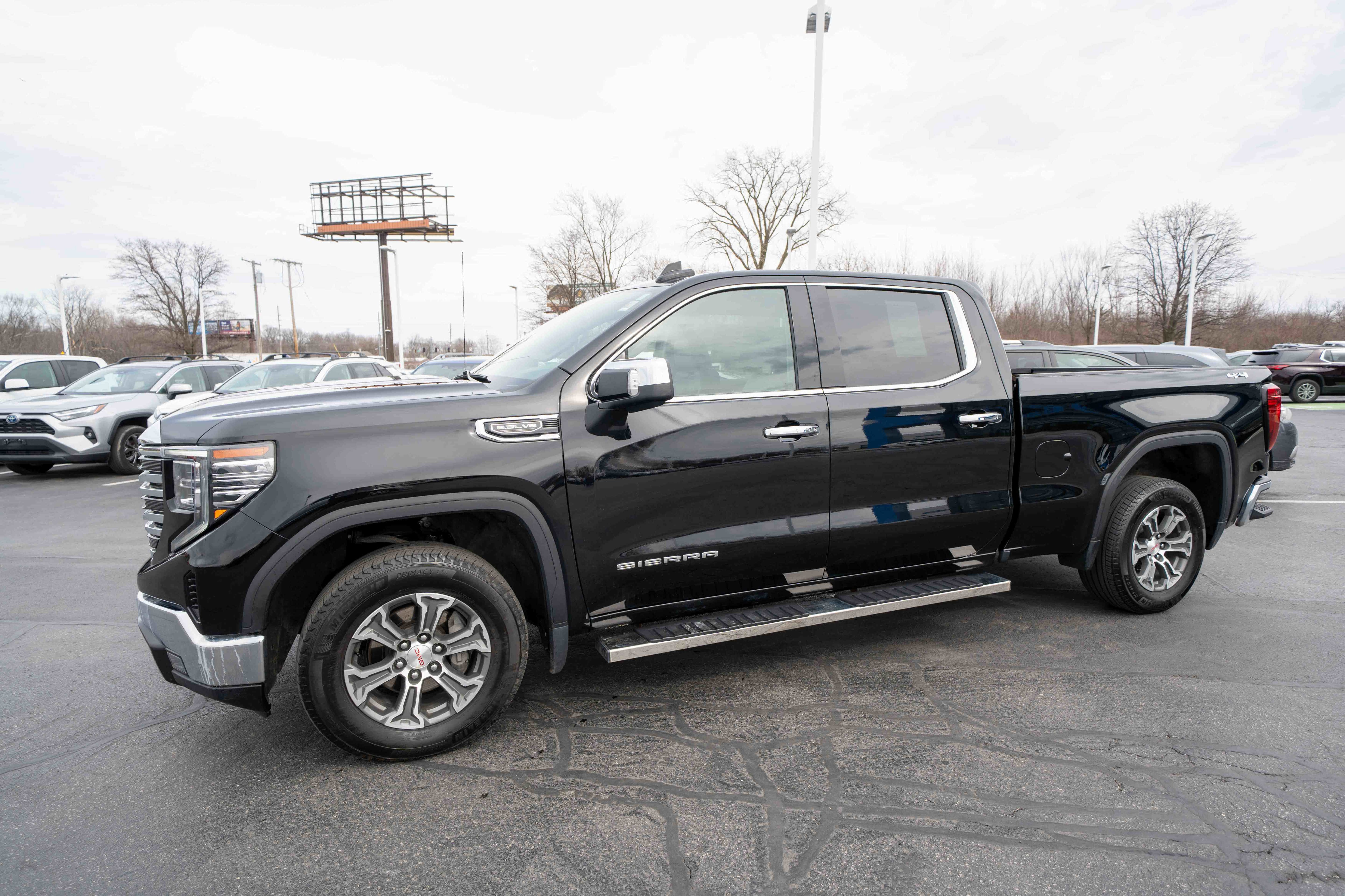 Used 2023 GMC Sierra 1500 SLT AWD/4WD image 3