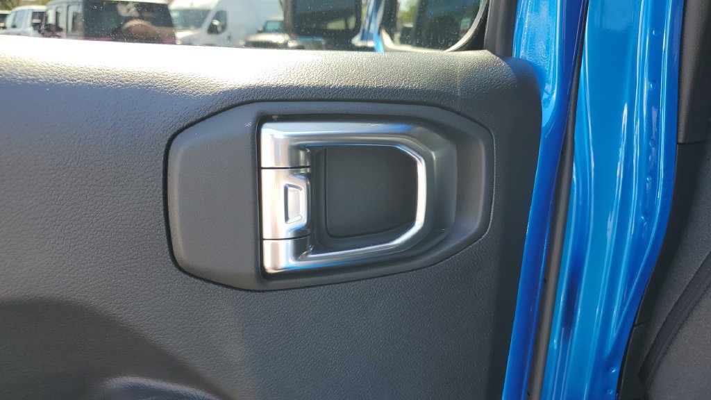 Used 2025 Jeep Gladiator Sport AWD/4WD image 16