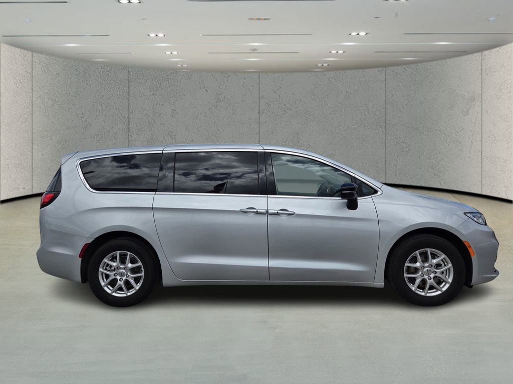 Used 2024 Chrysler Pacifica Touring-L FWD image 2