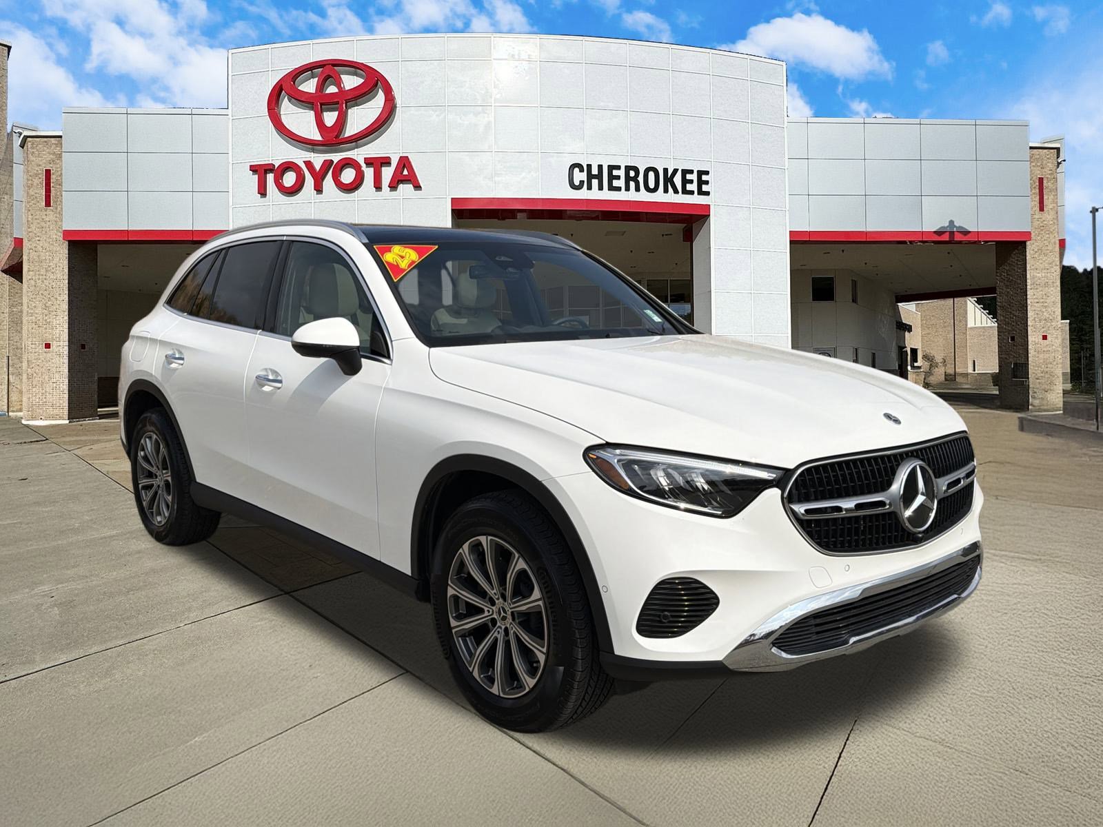 Used 2025 Mercedes-Benz GLC 300 4MATIC image 3