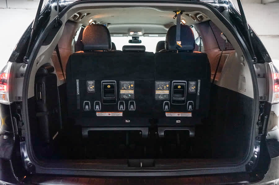 Used 2018 Toyota Sienna SE w/ Carpet Mat Package FWD image 29