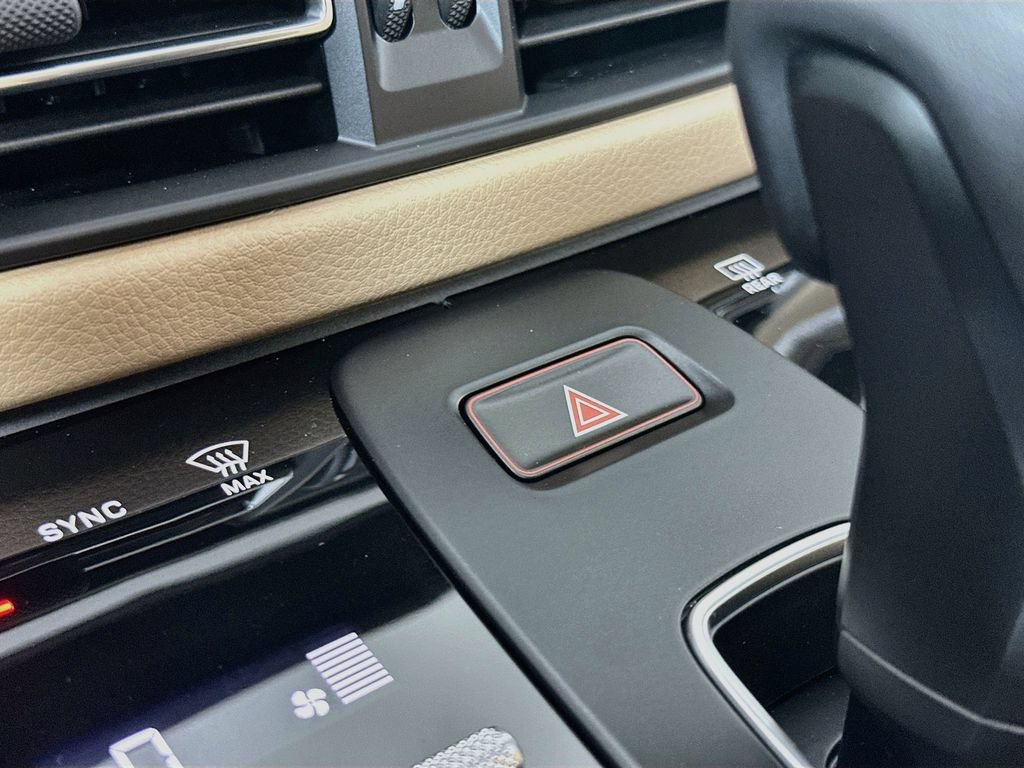 Certified 2026 Porsche Macan AWD/4WD image 18