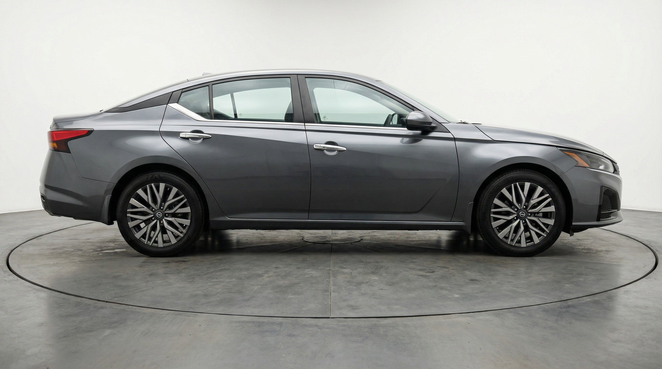 Used 2025 Nissan Altima 2.5 SV image 11