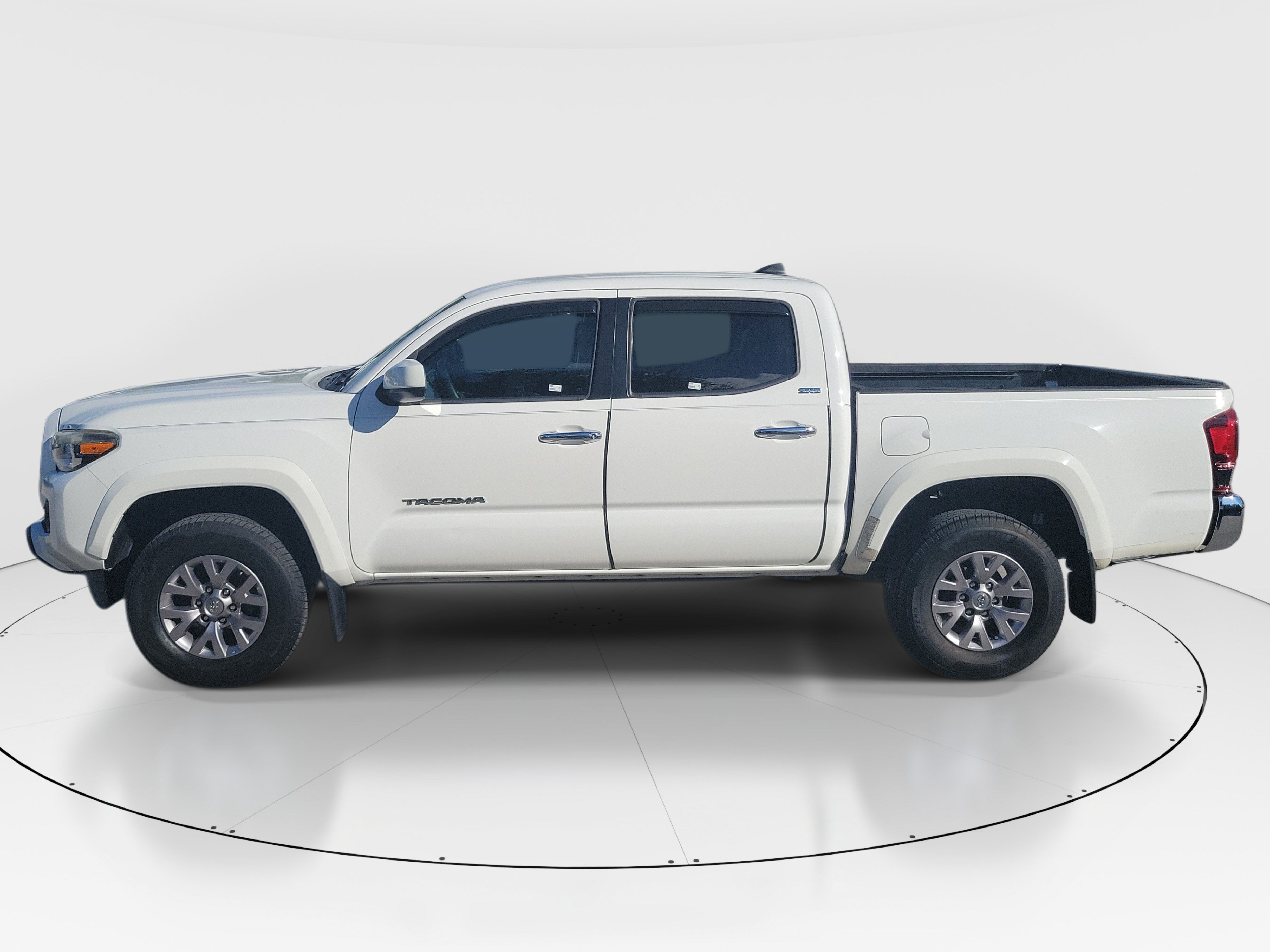 Used 2018 Toyota Tacoma SR5 RWD image 4