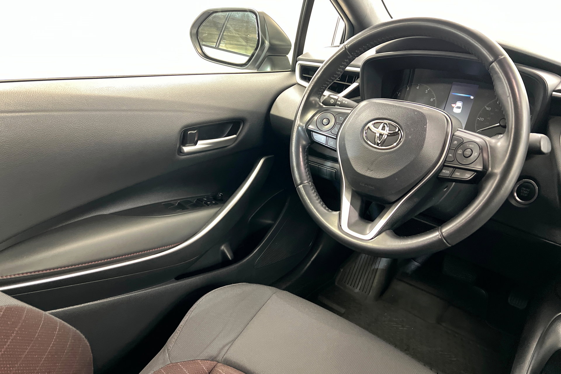 Used 2023 Toyota Corolla SE w/ SE Premium Package image 12