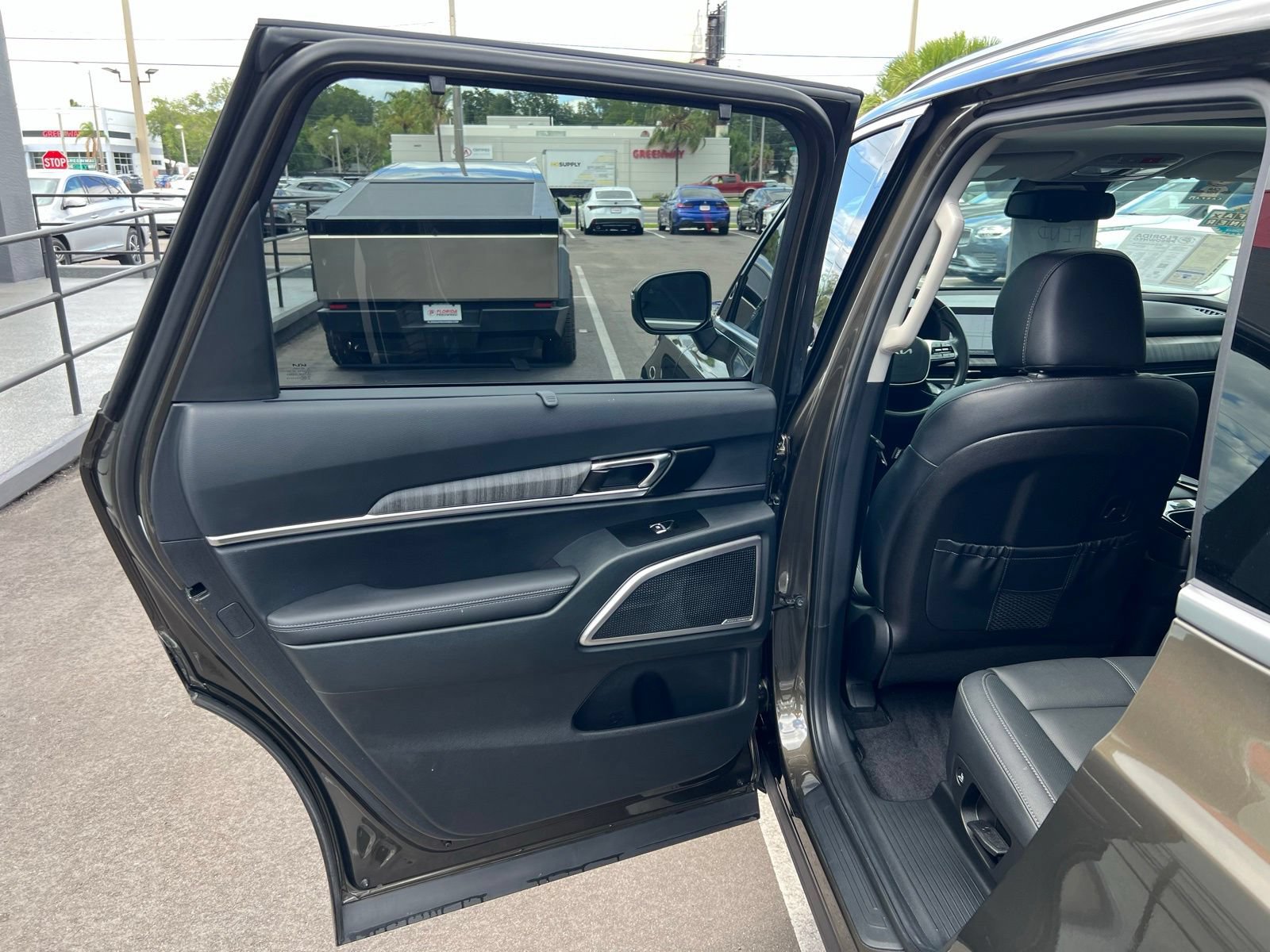 Used 2025 Kia Telluride EX w/ EX Captain's Chair Package FWD image 49