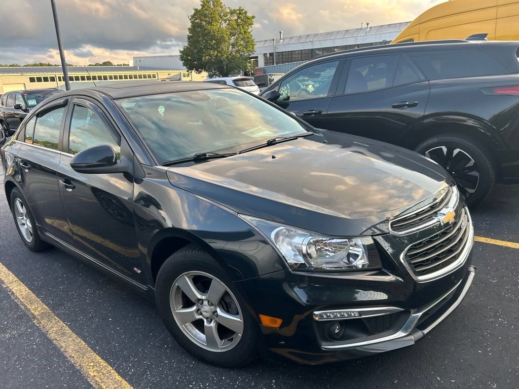 Used 2015 Chevrolet Cruze LT w/ Sun And Sound Package FWD image 2
