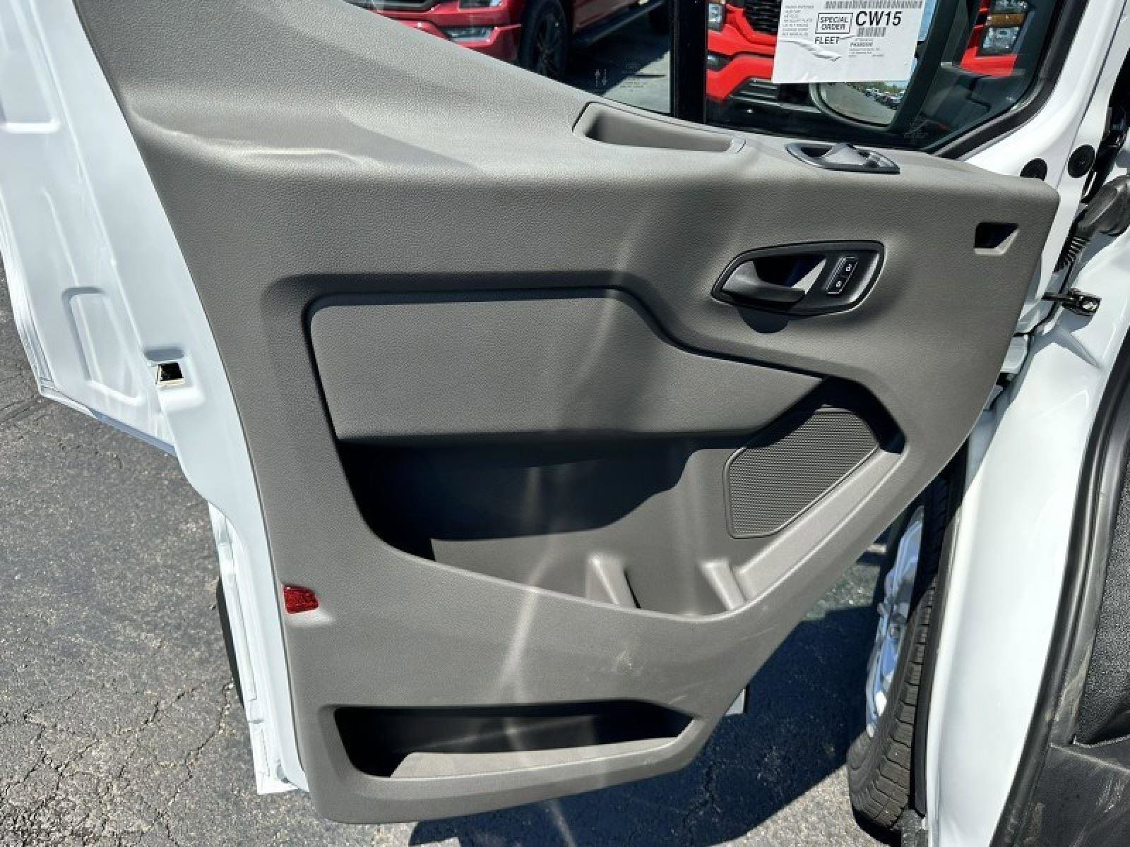 Used 2023 Ford E-Transit Medium Roof image 16