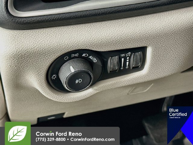 Used 2017 Chrysler Pacifica Touring-L FWD image 13
