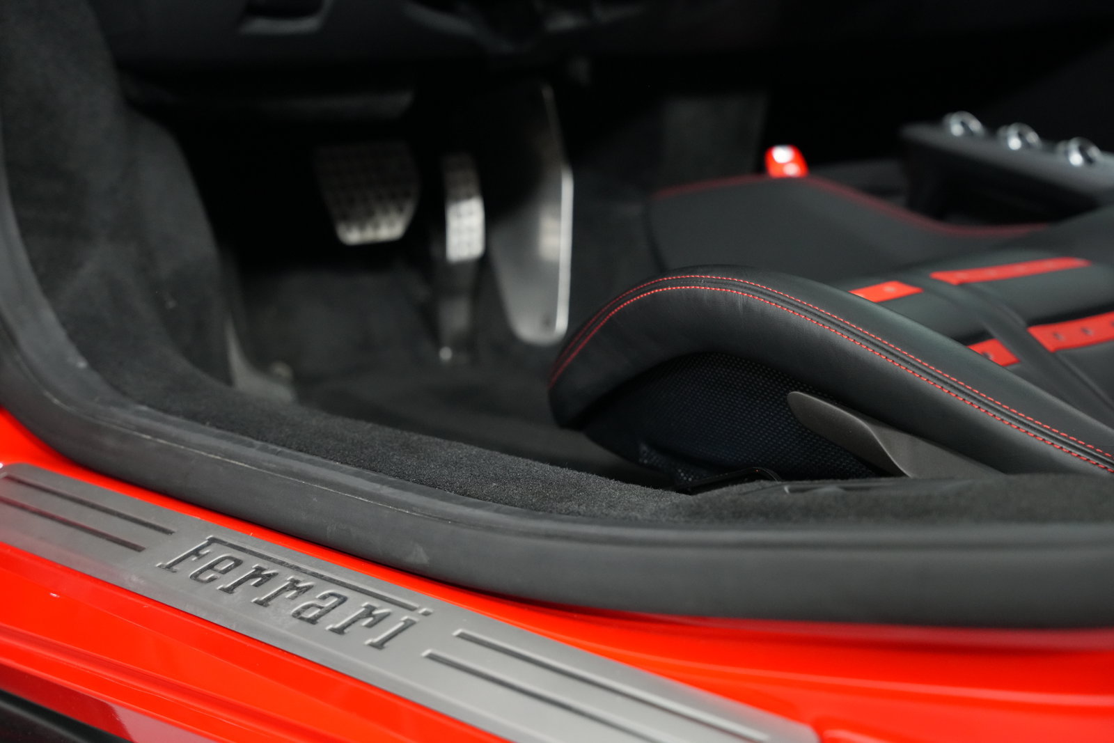 Used 2022 Ferrari F8 Spider RWD image 30