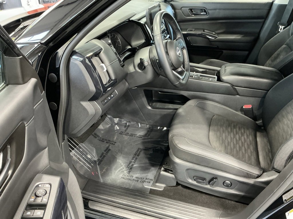 Used 2025 Nissan Pathfinder SV image 3