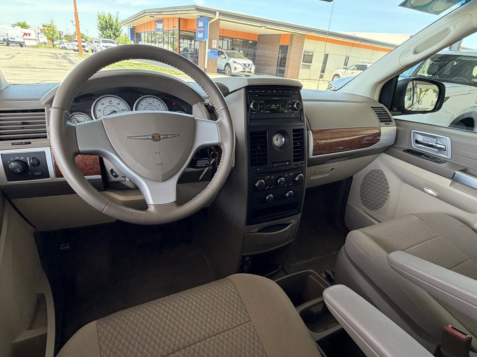 Used 2008 Chrysler Town & Country Touring FWD image 10