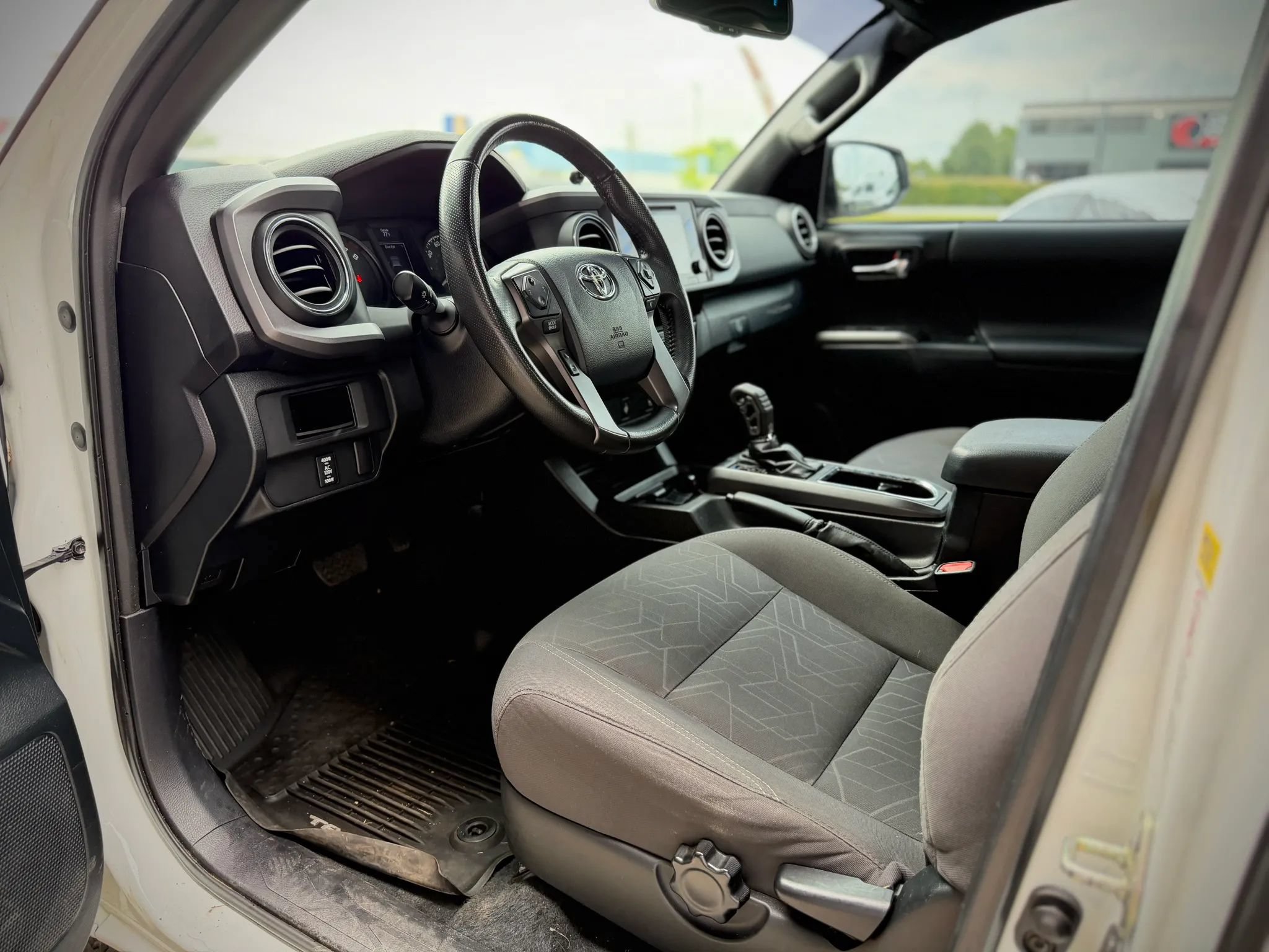 Used 2016 Toyota Tacoma TRD Sport w/ Towing Package AWD/4WD image 9