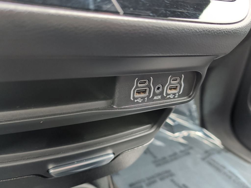 Used 2025 Chrysler Pacifica Select image 18